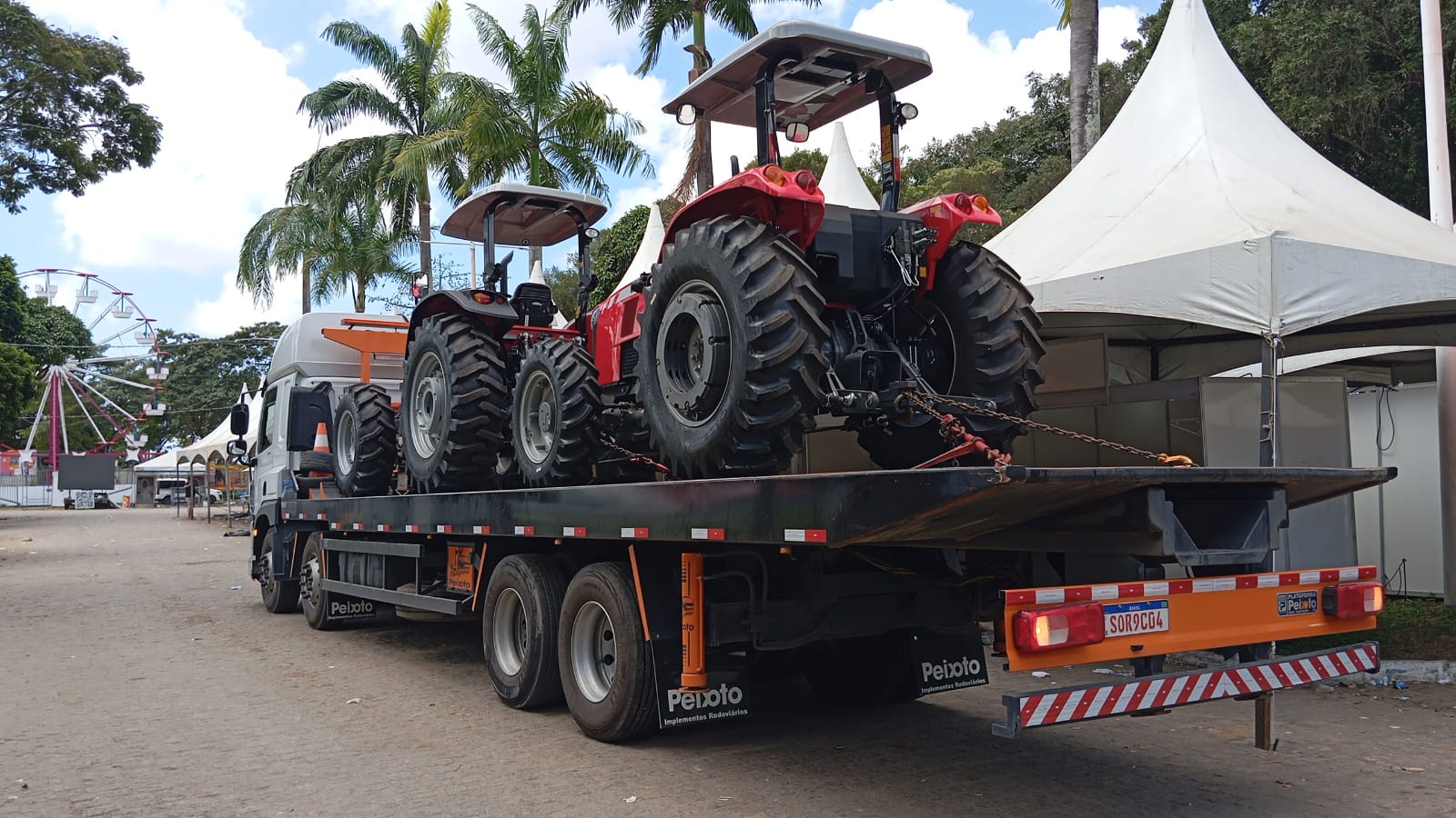 Transporte de tratores em feira
